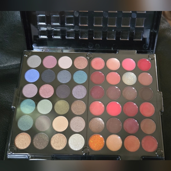 HOST PICK 🎉🎊Avon Mega Palette 36 Lip&eye 6blush - Picture 4 of 7